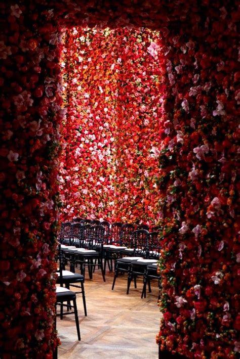 mur de fleurs dior|Exclu les coulisses du million de fleurs du défilé Dior.